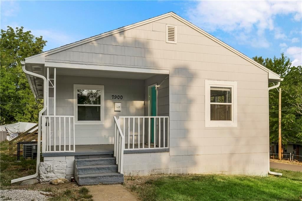 7900 CHESTNUT Avenue — photo 2
