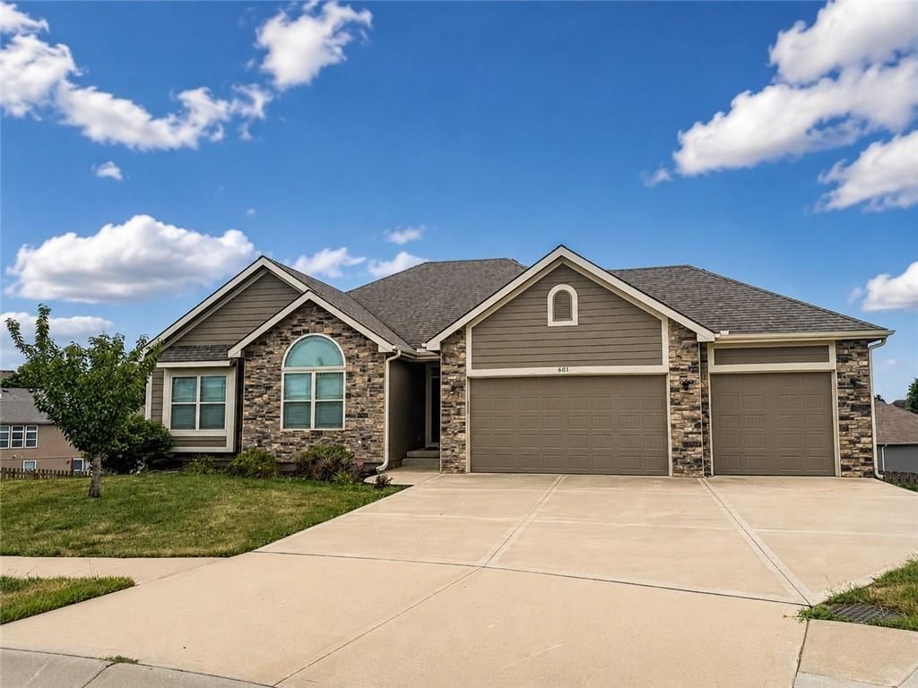 601 Englewood Drive — photo 1