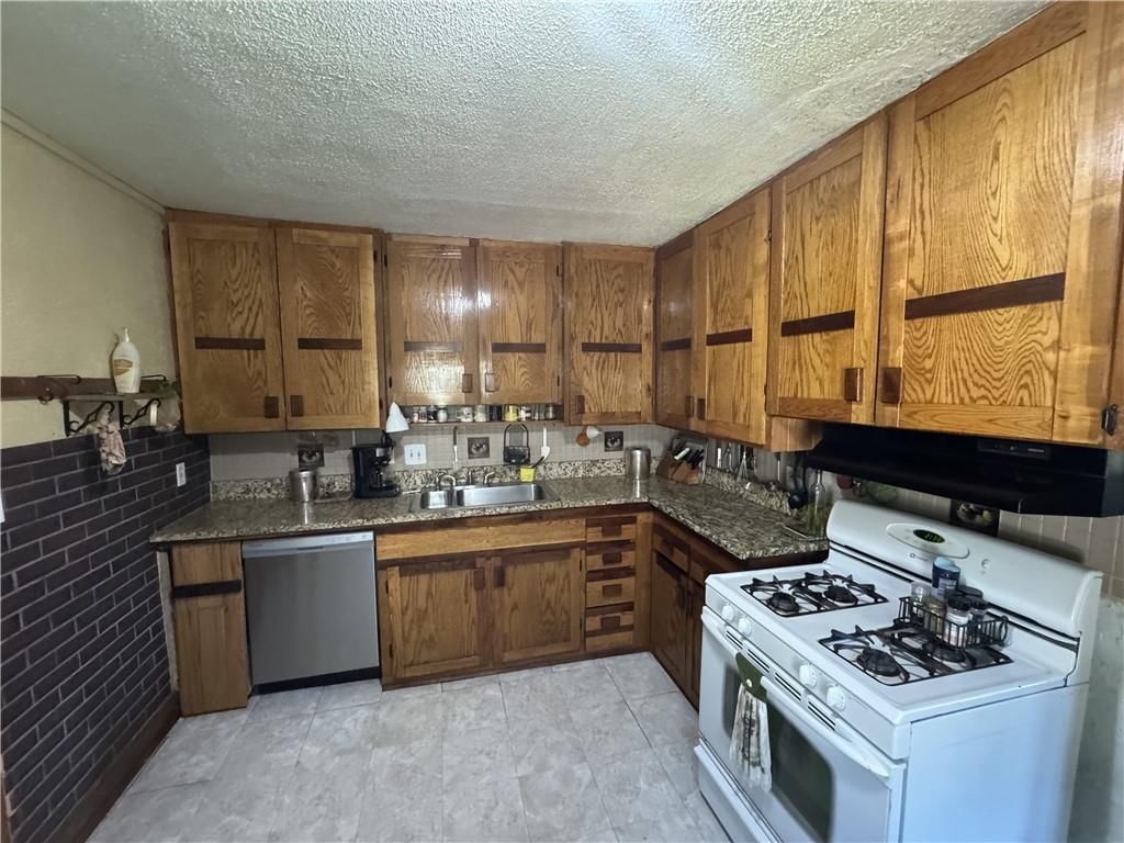 225 W Moore Street — photo 10