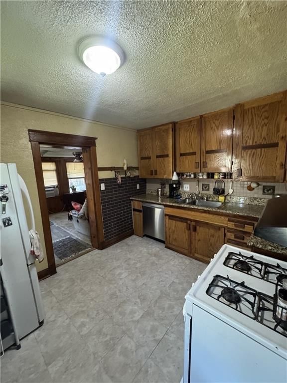 225 W Moore Street — photo 11