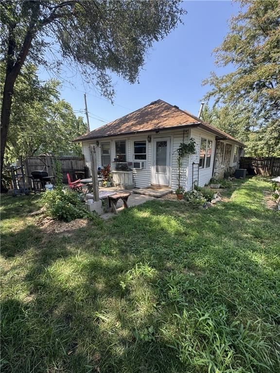 225 W Moore Street — photo 27