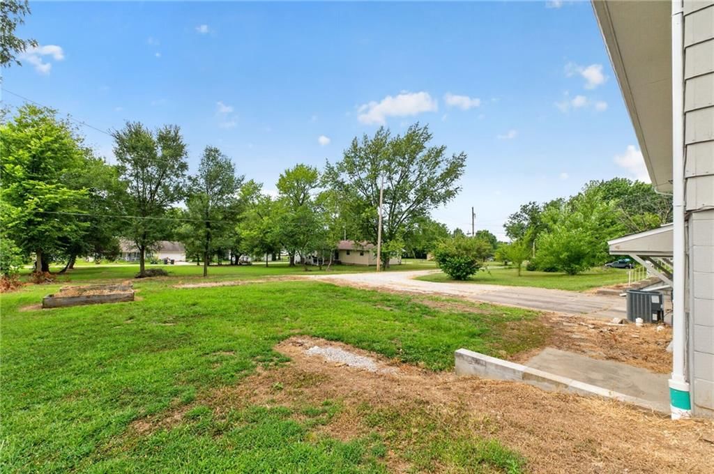 102 E Hospital Road — photo 36