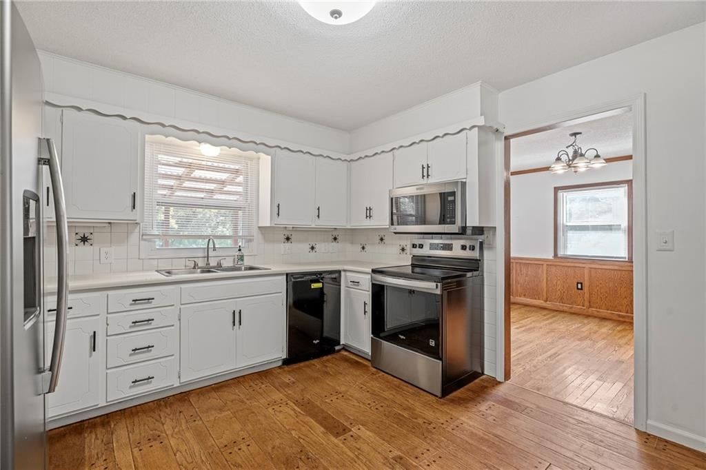 Photo 8 of 30 - 5819 Perry Lane, Merriam, KS 66203