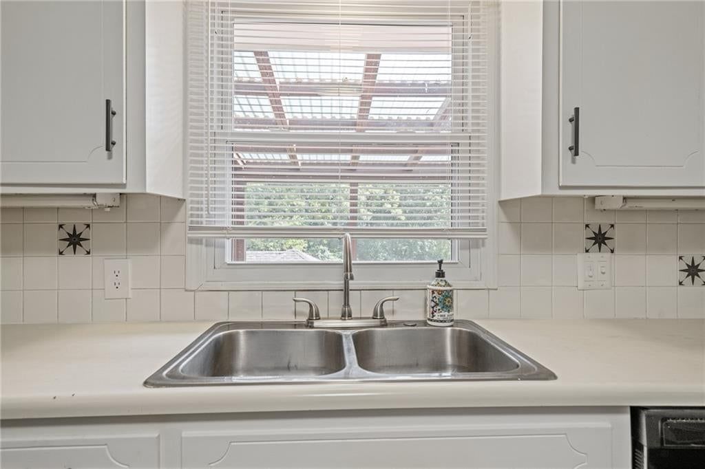 Photo 9 of 30 - 5819 Perry Lane, Merriam, KS 66203