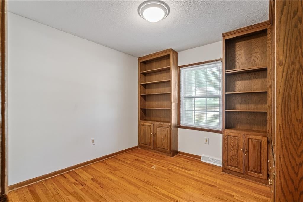 Photo 11 of 30 - 5819 Perry Lane, Merriam, KS 66203