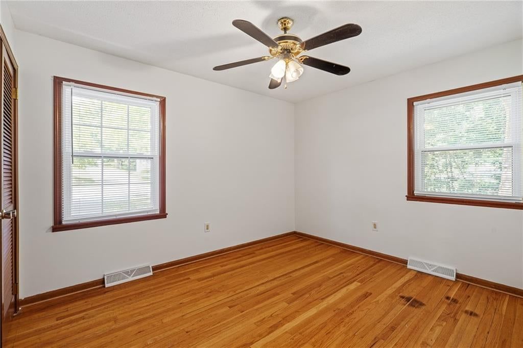 Photo 14 of 30 - 5819 Perry Lane, Merriam, KS 66203