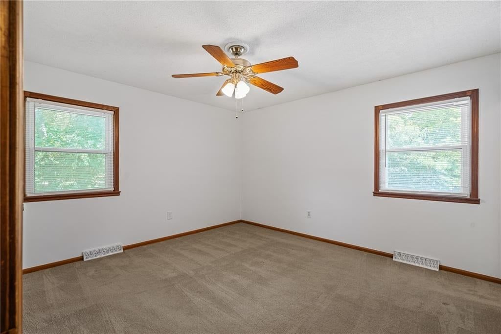 Photo 16 of 30 - 5819 Perry Lane, Merriam, KS 66203