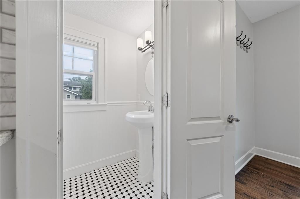 Photo 16 of 27 - 7303 Madison Avenue, Kansas City, MO 64114