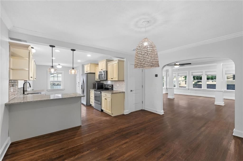 Statement lighting at 7303 Madison Avenue, Kansas City, MO 64114