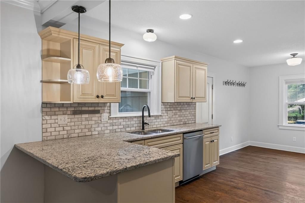 Photo 8 of 27 - 7303 Madison Avenue, Kansas City, MO 64114