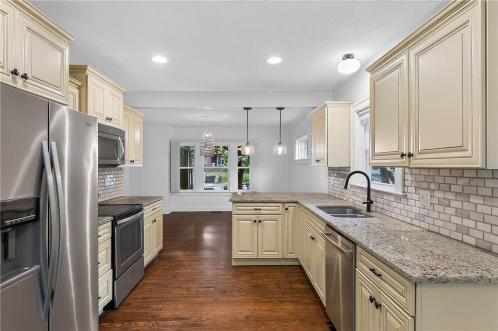 Open floor plan and breakfast nook at 7303 Madison Avenue, Kansas City, MO 64114
