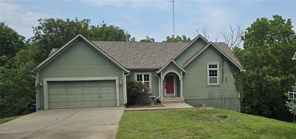 1704 Hunter Drive — photo 1