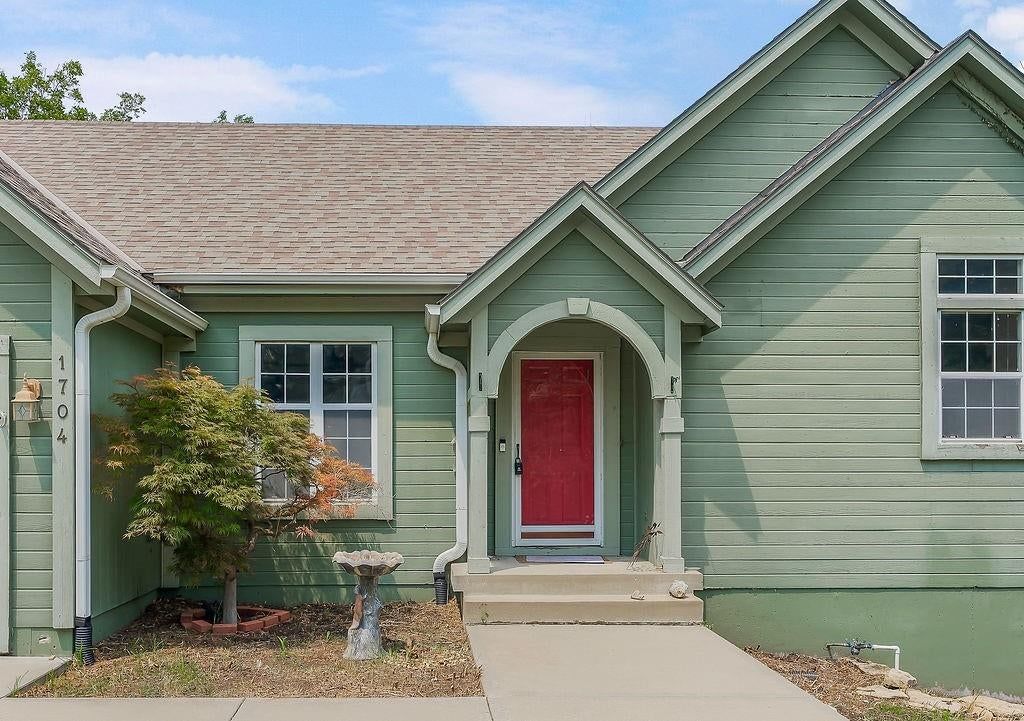1704 Hunter Drive — photo 2