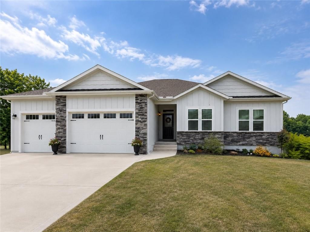 2203 Richmond Drive — photo 1