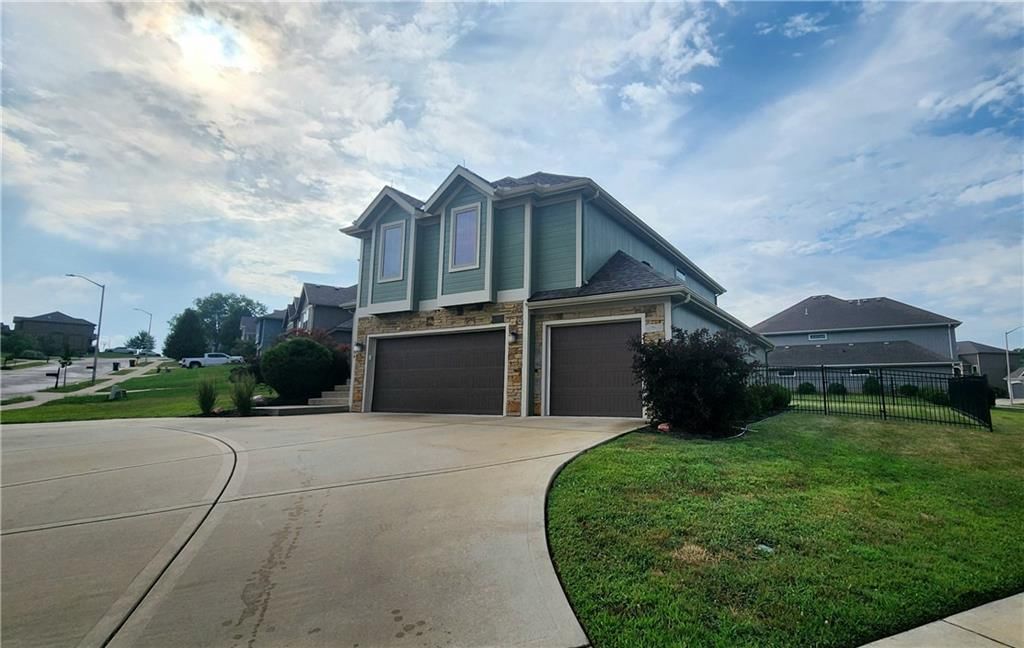 7604 N Amoret Avenue — photo 2