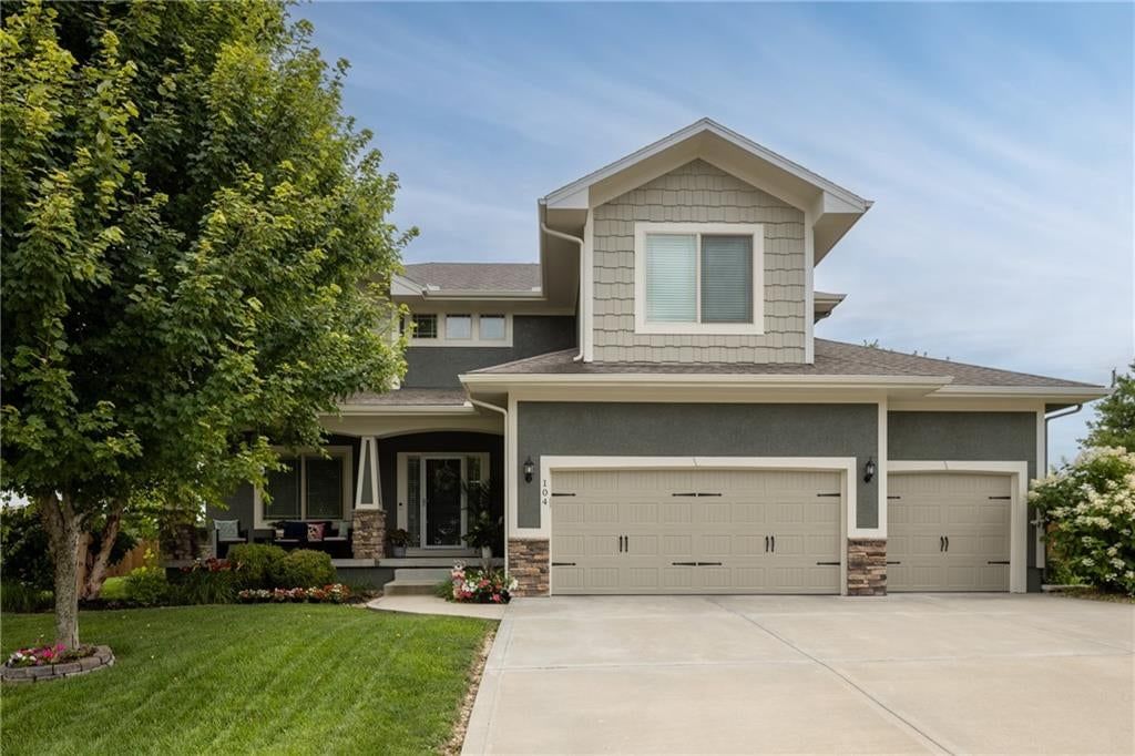 104 SW Greenbriar Drive — photo 2