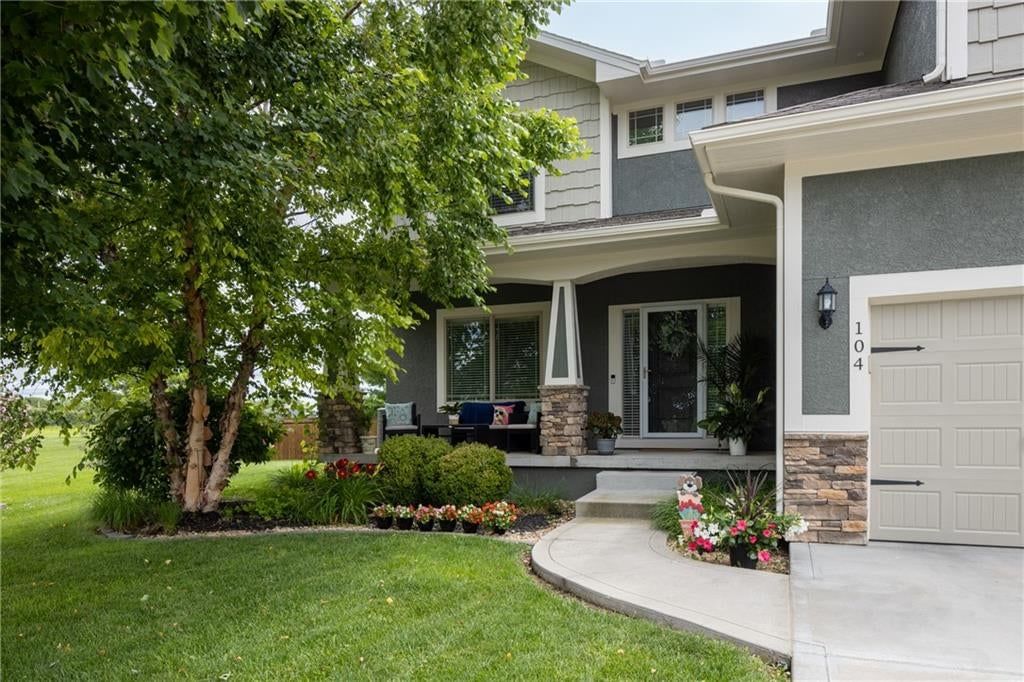 104 SW Greenbriar Drive — photo 3