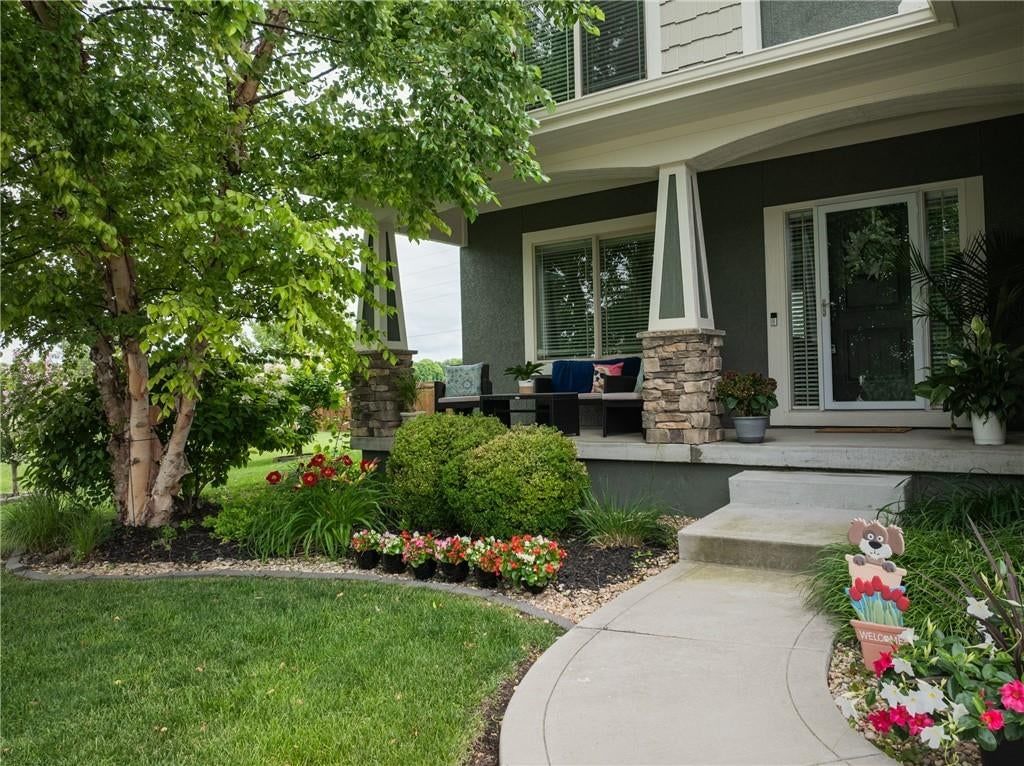 104 SW Greenbriar Drive — photo 4