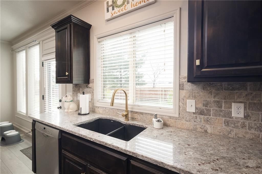 104 SW Greenbriar Drive — photo 16