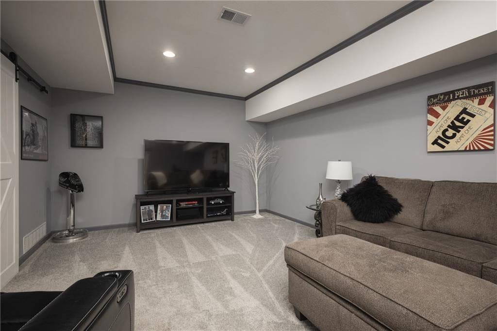104 SW Greenbriar Drive — photo 34