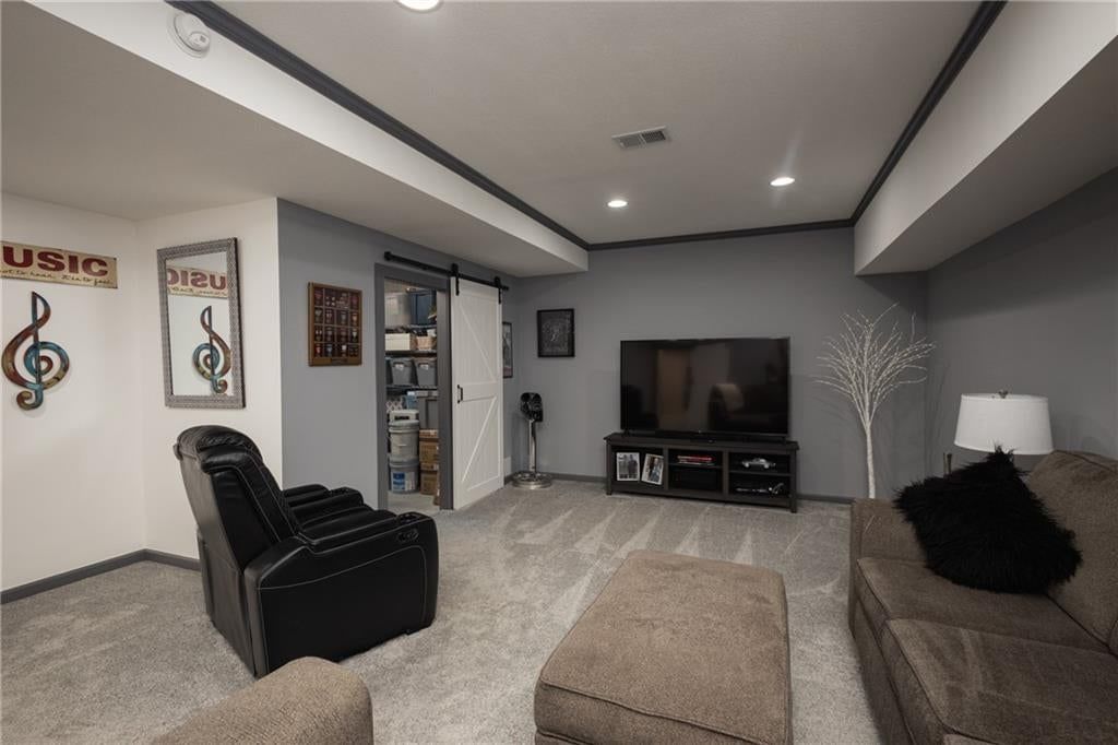104 SW Greenbriar Drive — photo 35
