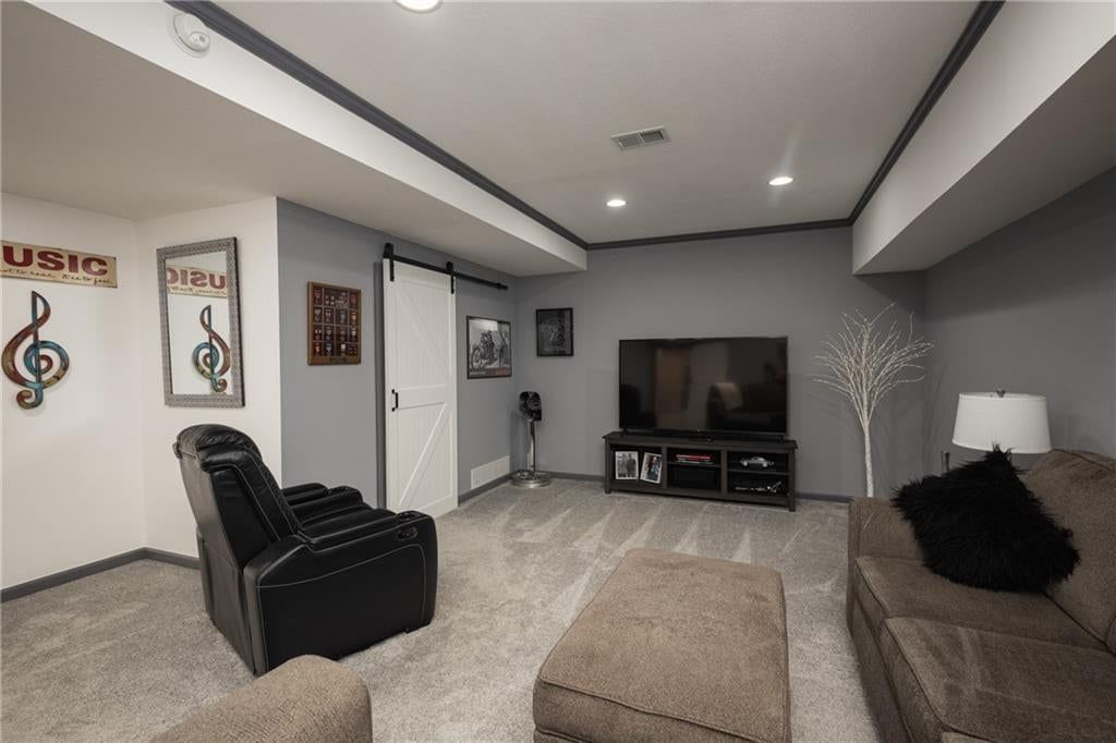 104 SW Greenbriar Drive — photo 36