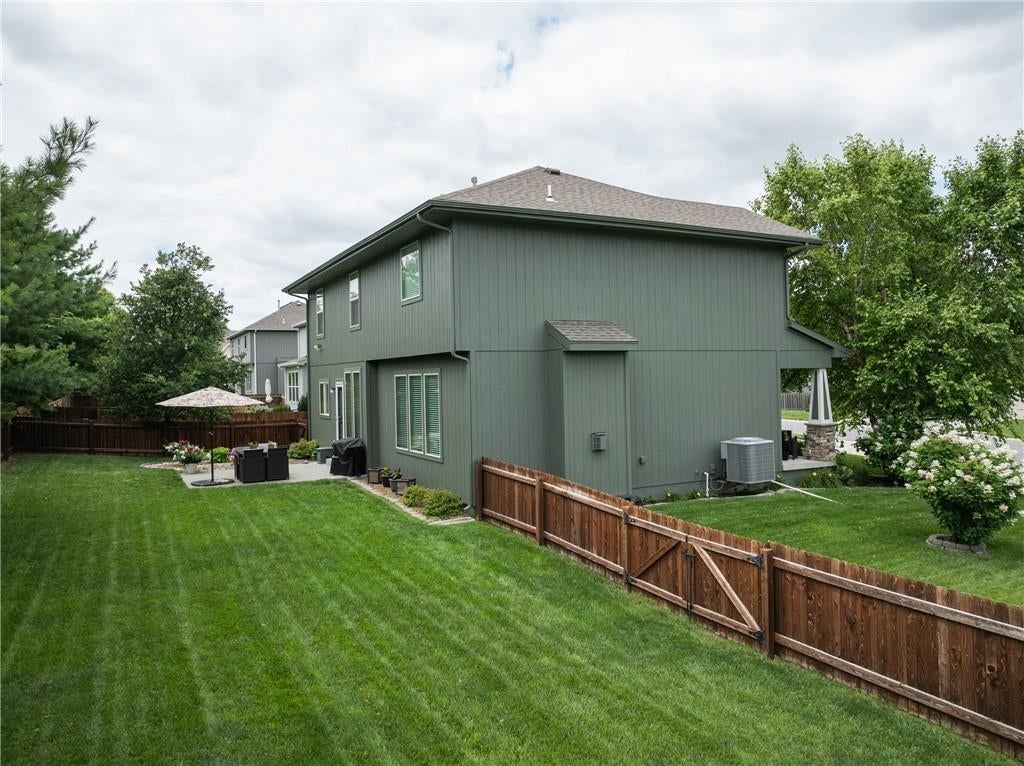 104 SW Greenbriar Drive — photo 44