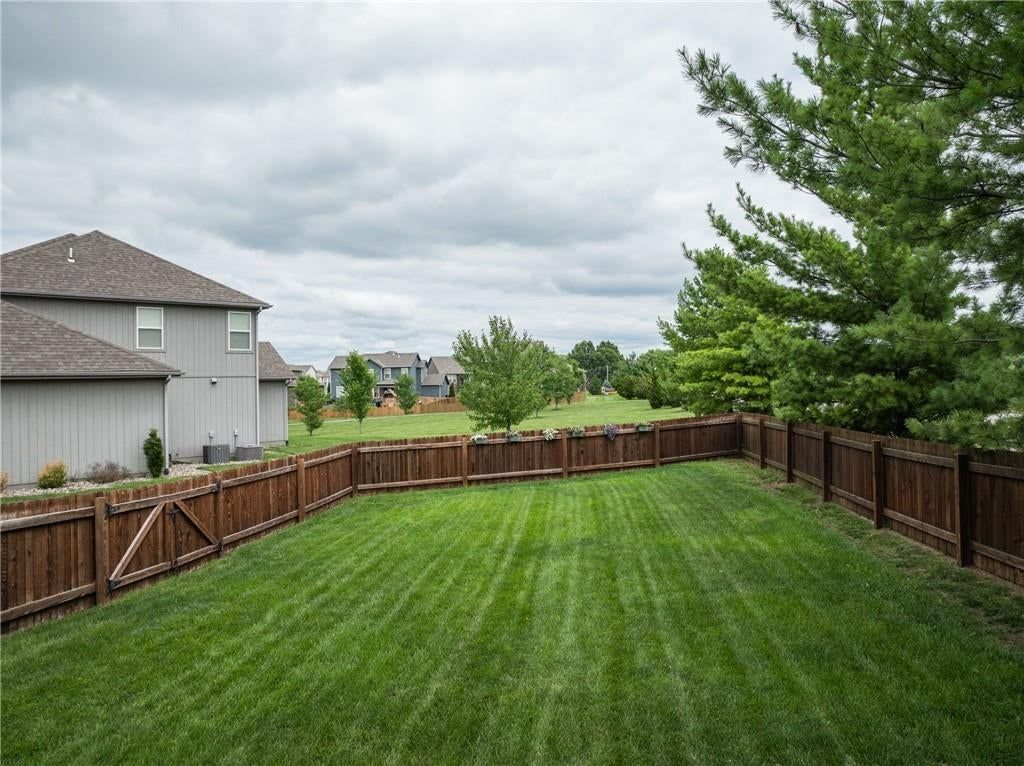 104 SW Greenbriar Drive — photo 48