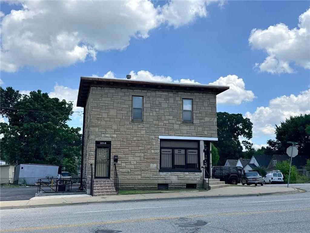 225 N 7 Trafficway — photo 1