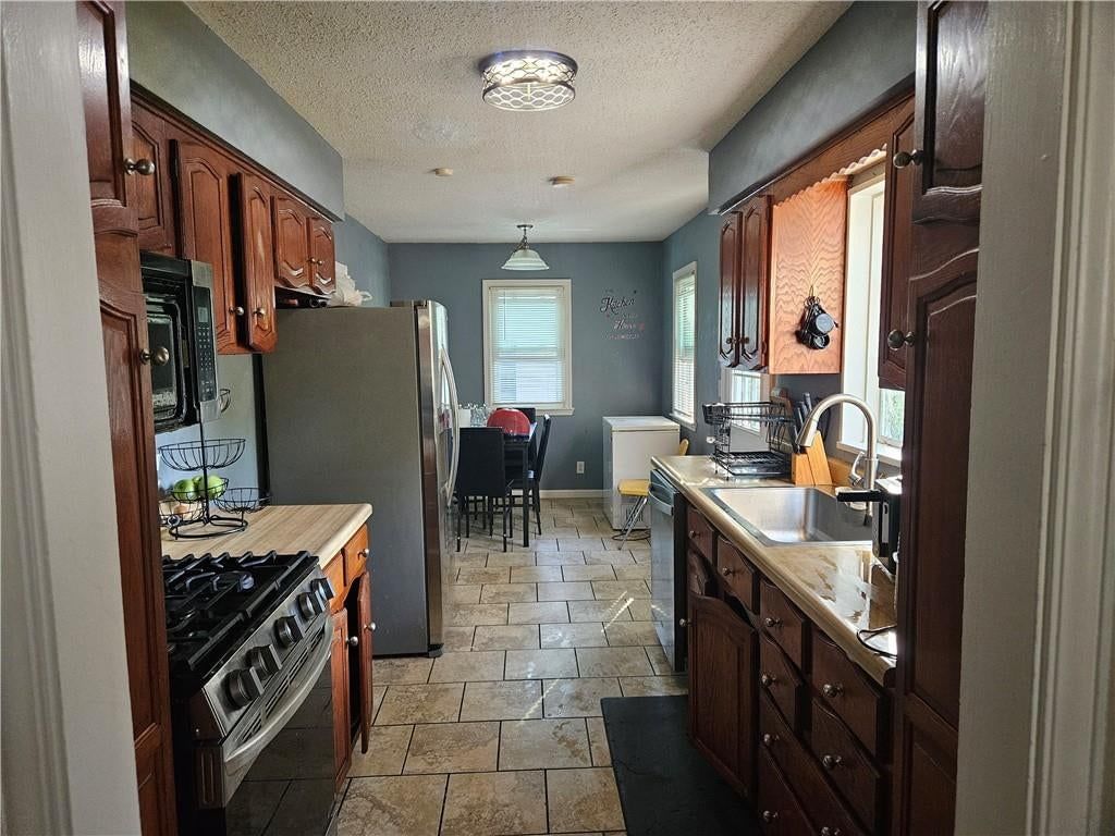 2318 NE Pence Avenue — photo 2
