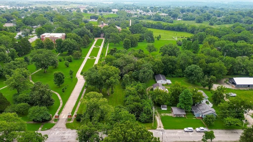 704 E Shawnee Street — photo 35