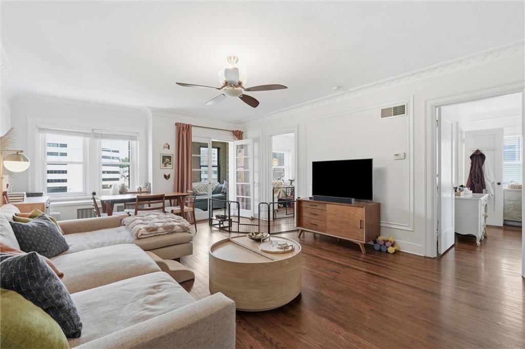 807 W 48th Street — photo 3