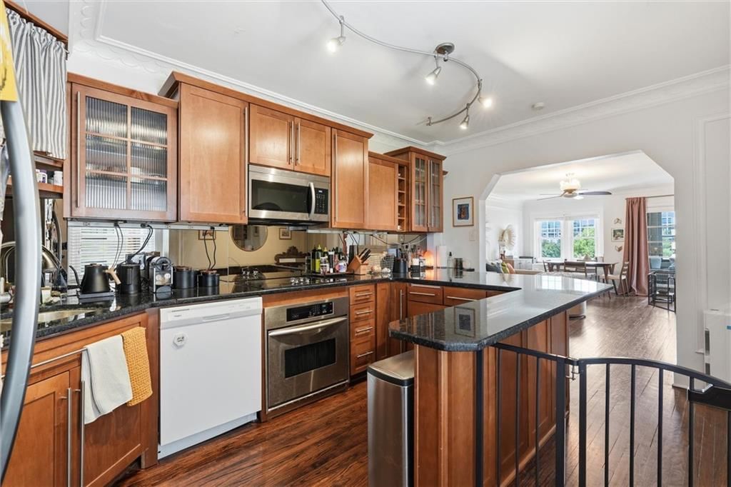 807 W 48th Street — photo 10