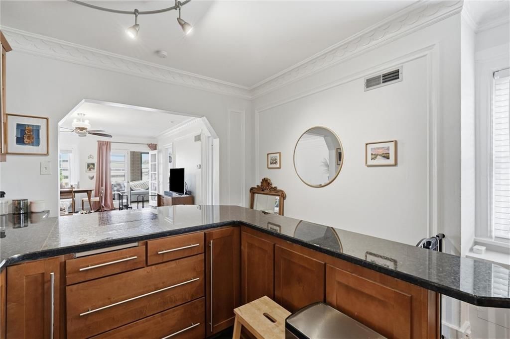 807 W 48th Street — photo 11