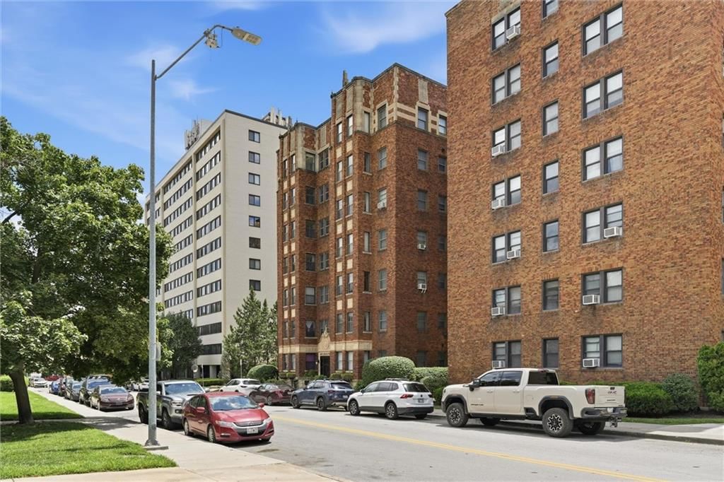 807 W 48th Street — photo 20