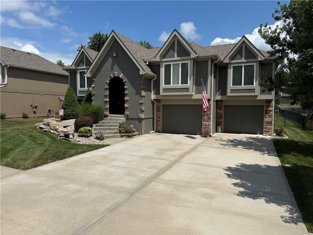 911 Chisam Road — photo 1