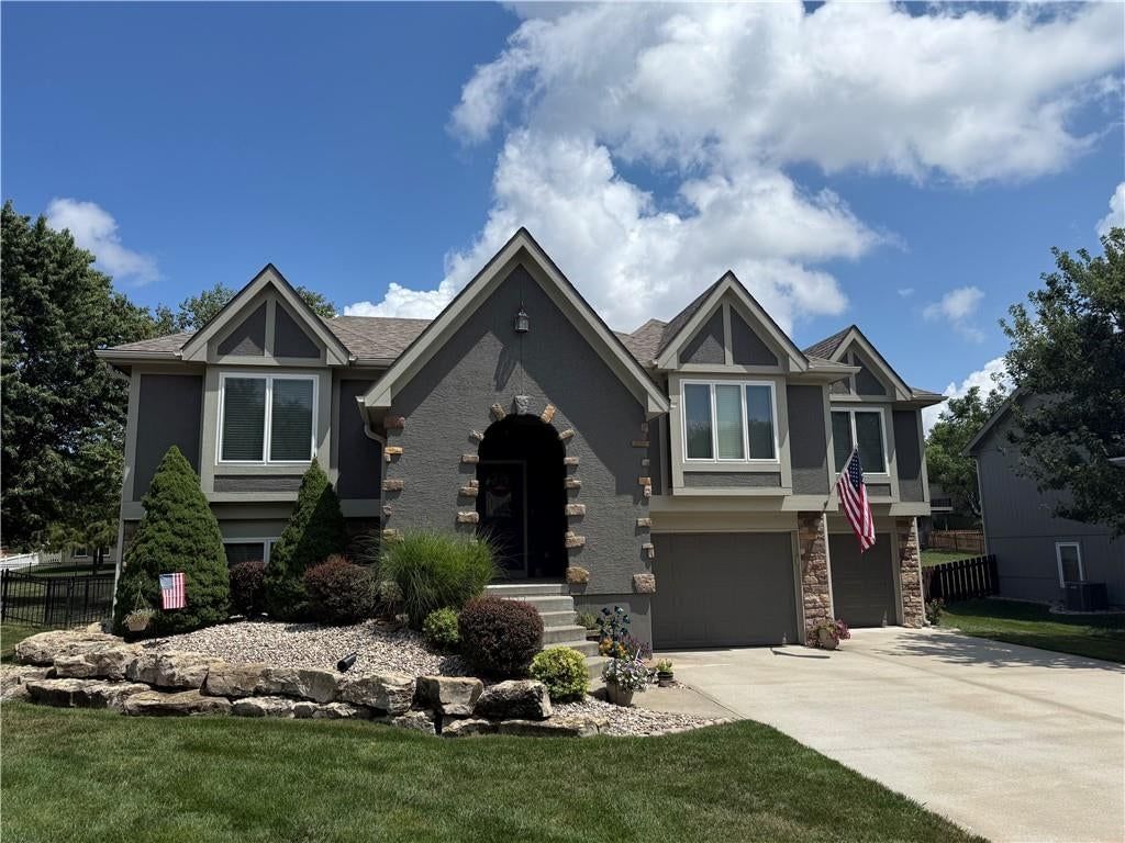 911 Chisam Road — photo 2