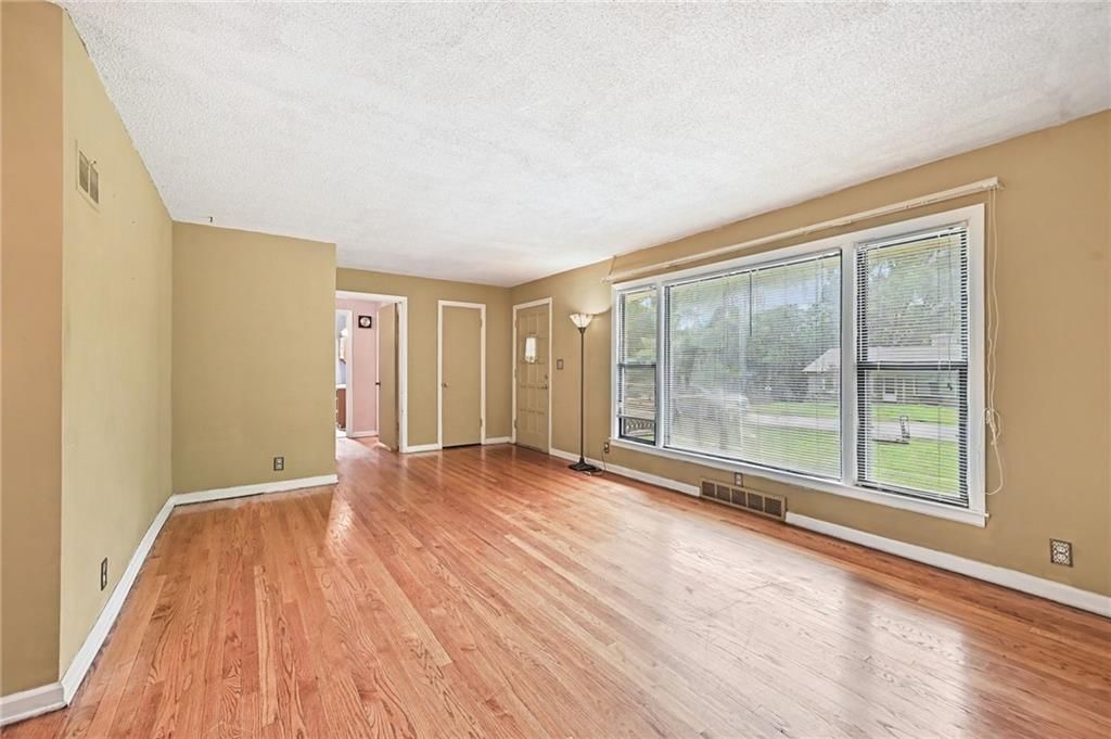 2449 S 49th Terrace — photo 3