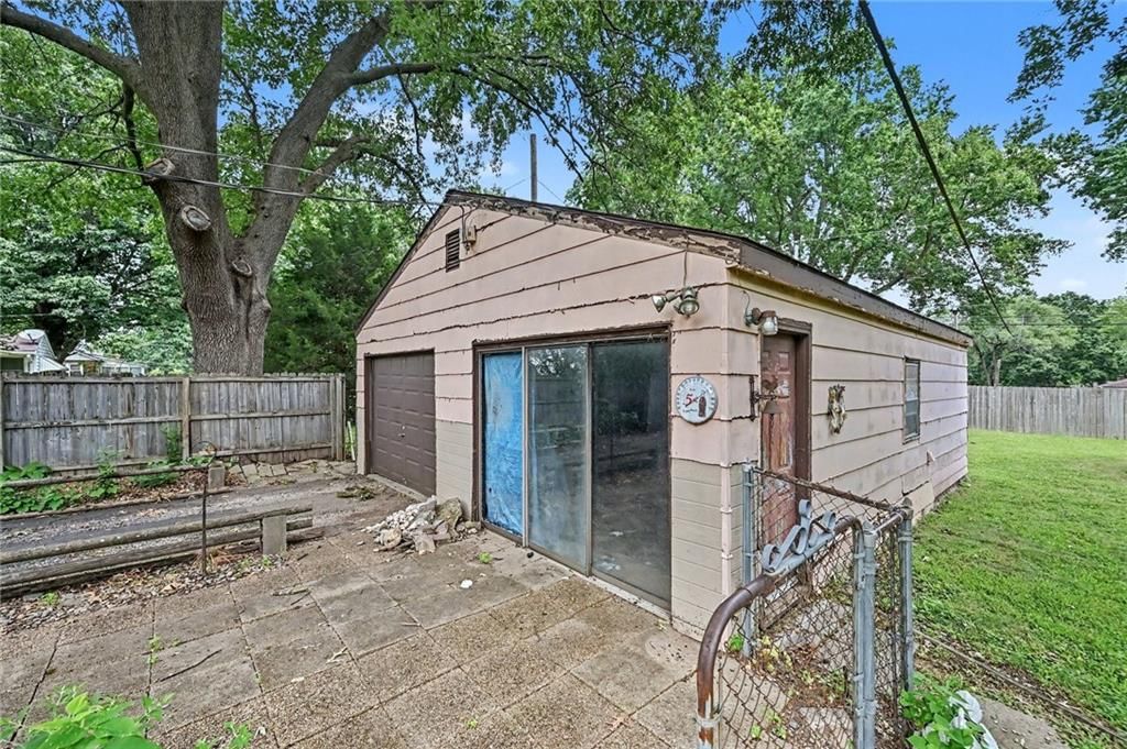 2449 S 49th Terrace — photo 14
