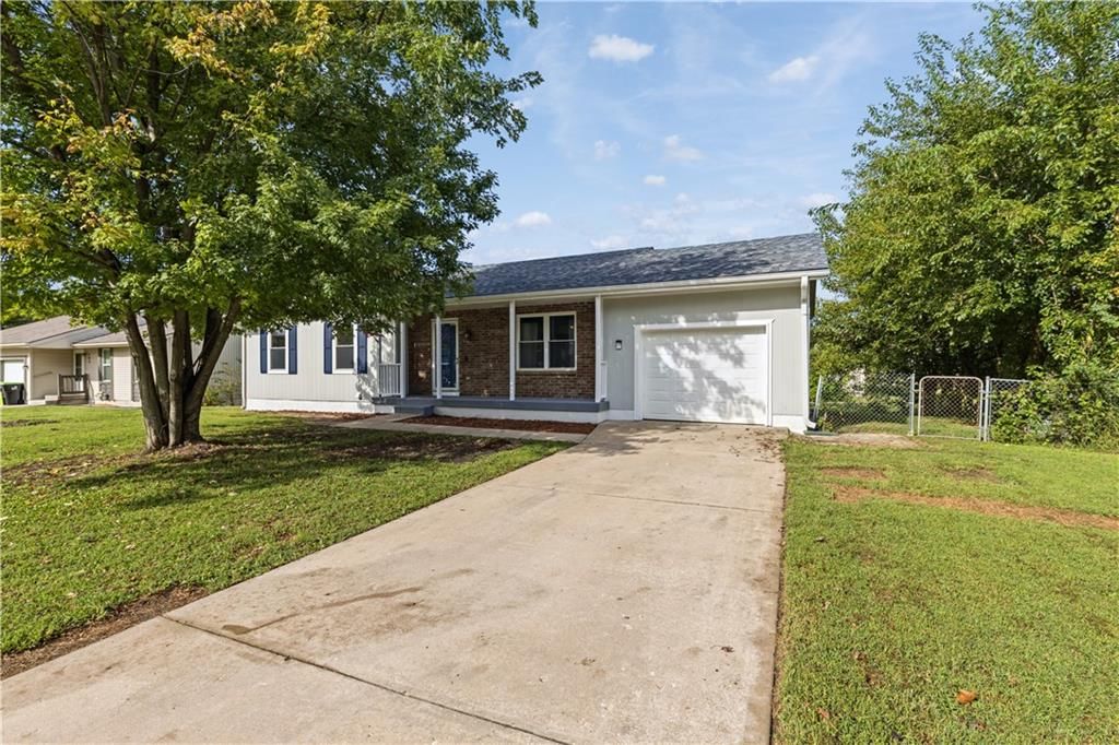 504 Younger Drive, Harrisonville, MO: listing photo 3
