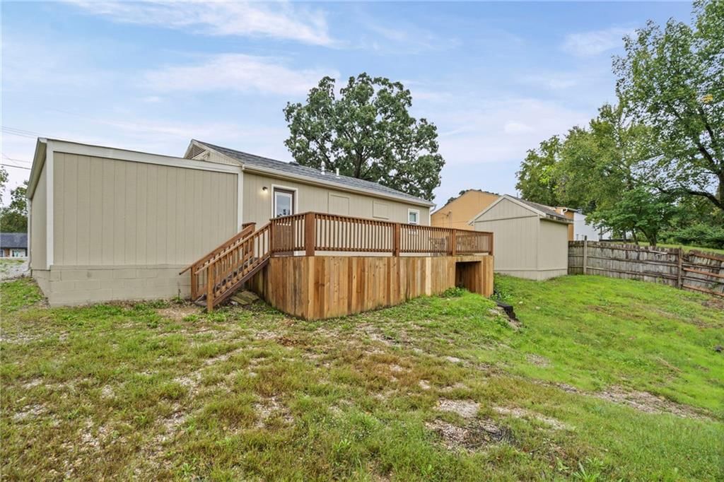 Deck at 9122 Askew Avenue, Kansas City, MO 64132