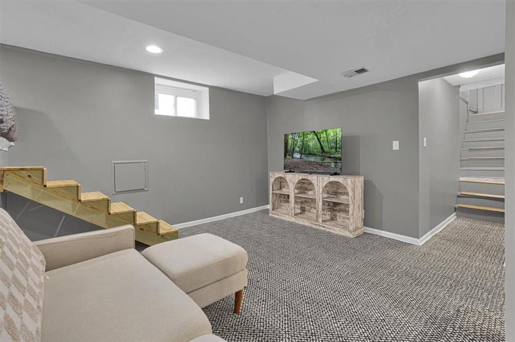 824 E 23rd Avenue — photo 33