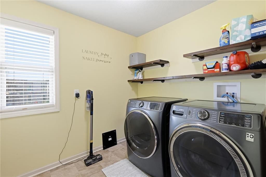 1729 Cambridge Circle — photo 38