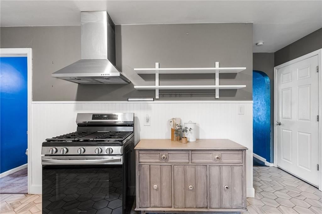 5627 Russell Street — photo 17