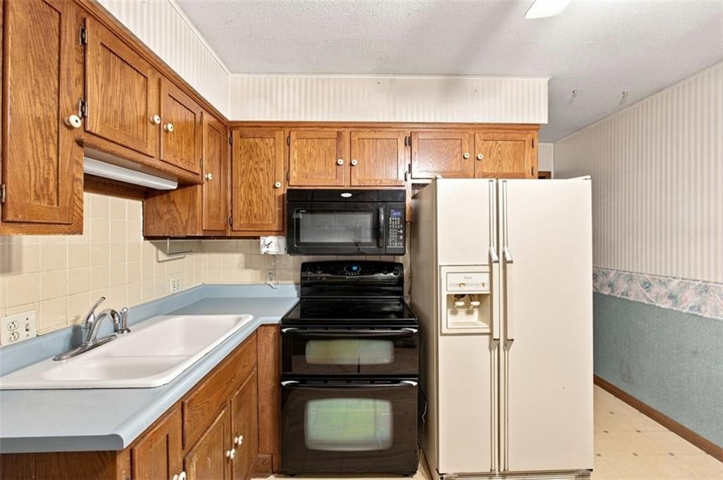 Double oven at 207 Augustus Drive, Excelsior Springs, MO 64024
