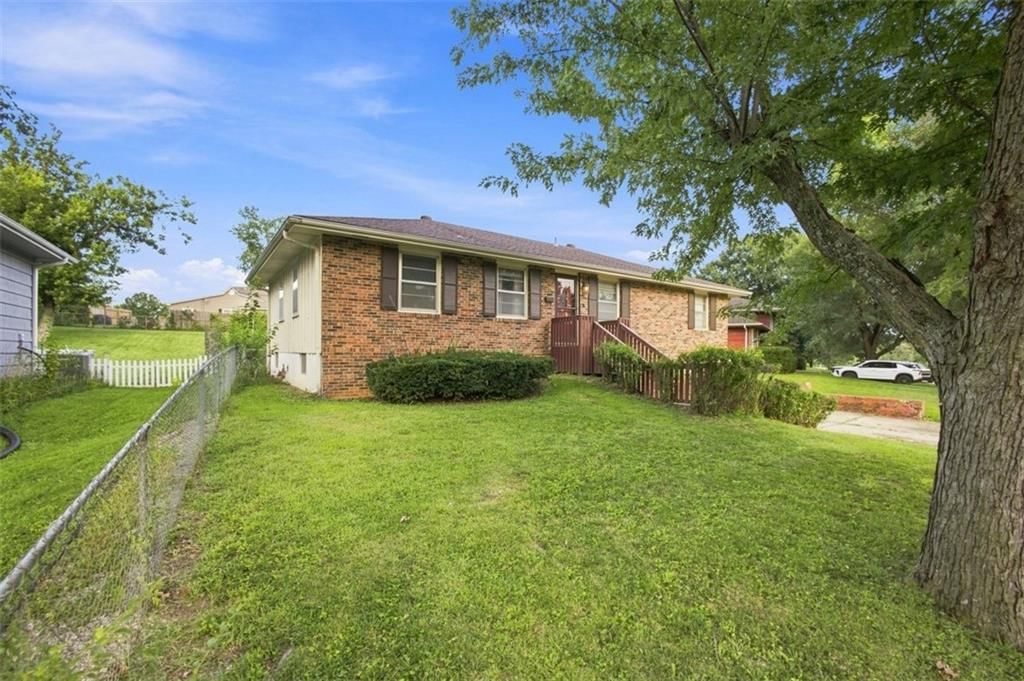 Photo 4 of 42 - 207 Augustus Drive, Excelsior Springs, MO 64024