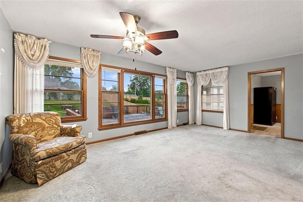 Wall of windows at 207 Augustus Drive, Excelsior Springs, MO 64024