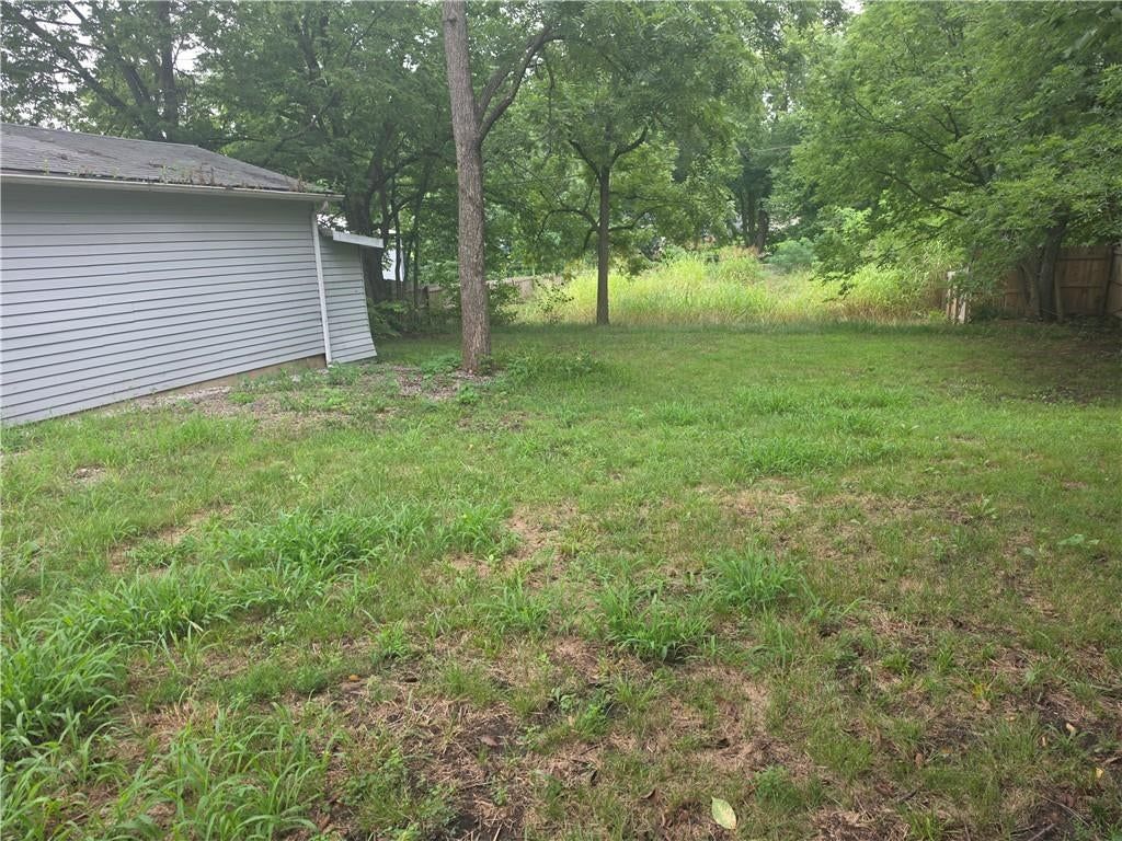 120 E 6th Street — photo 2
