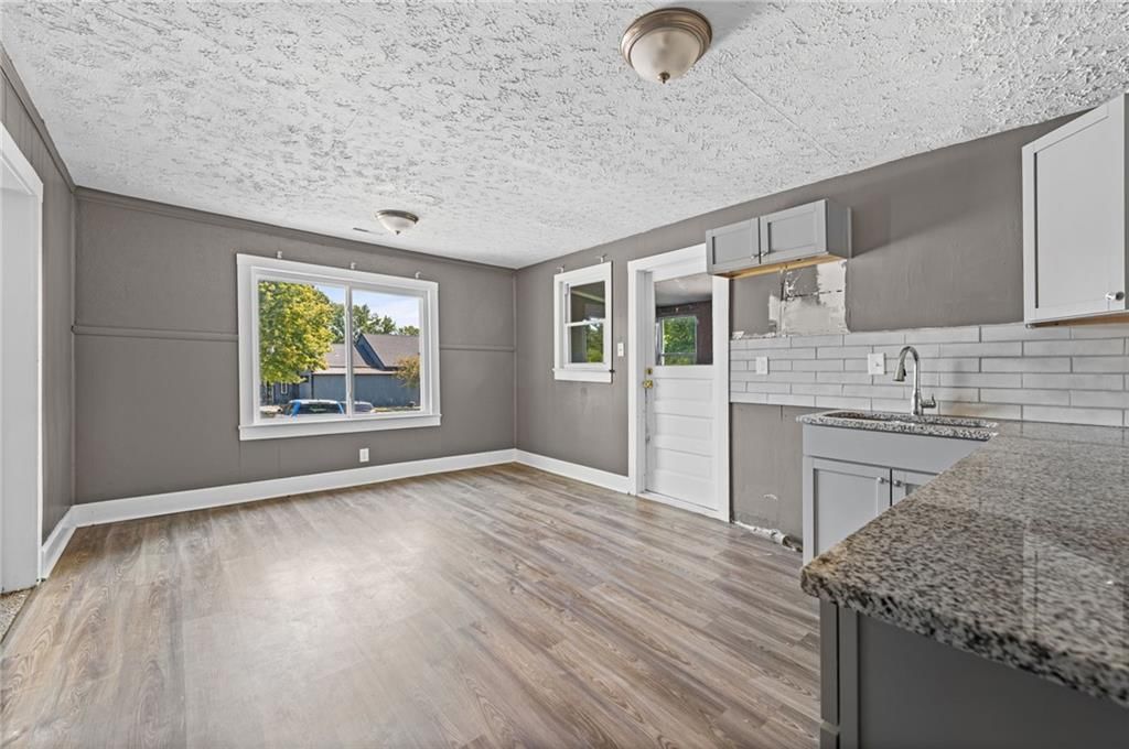 120 E 6th Street — photo 12