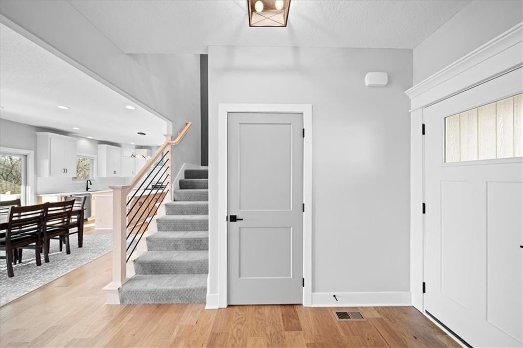 2122 Crooked Creek Drive — photo 2